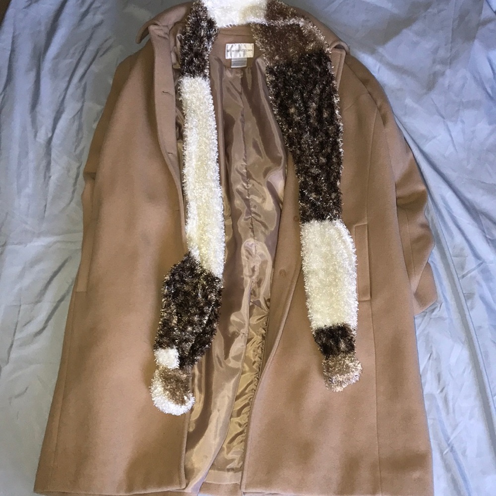 Women’s coat with scarf